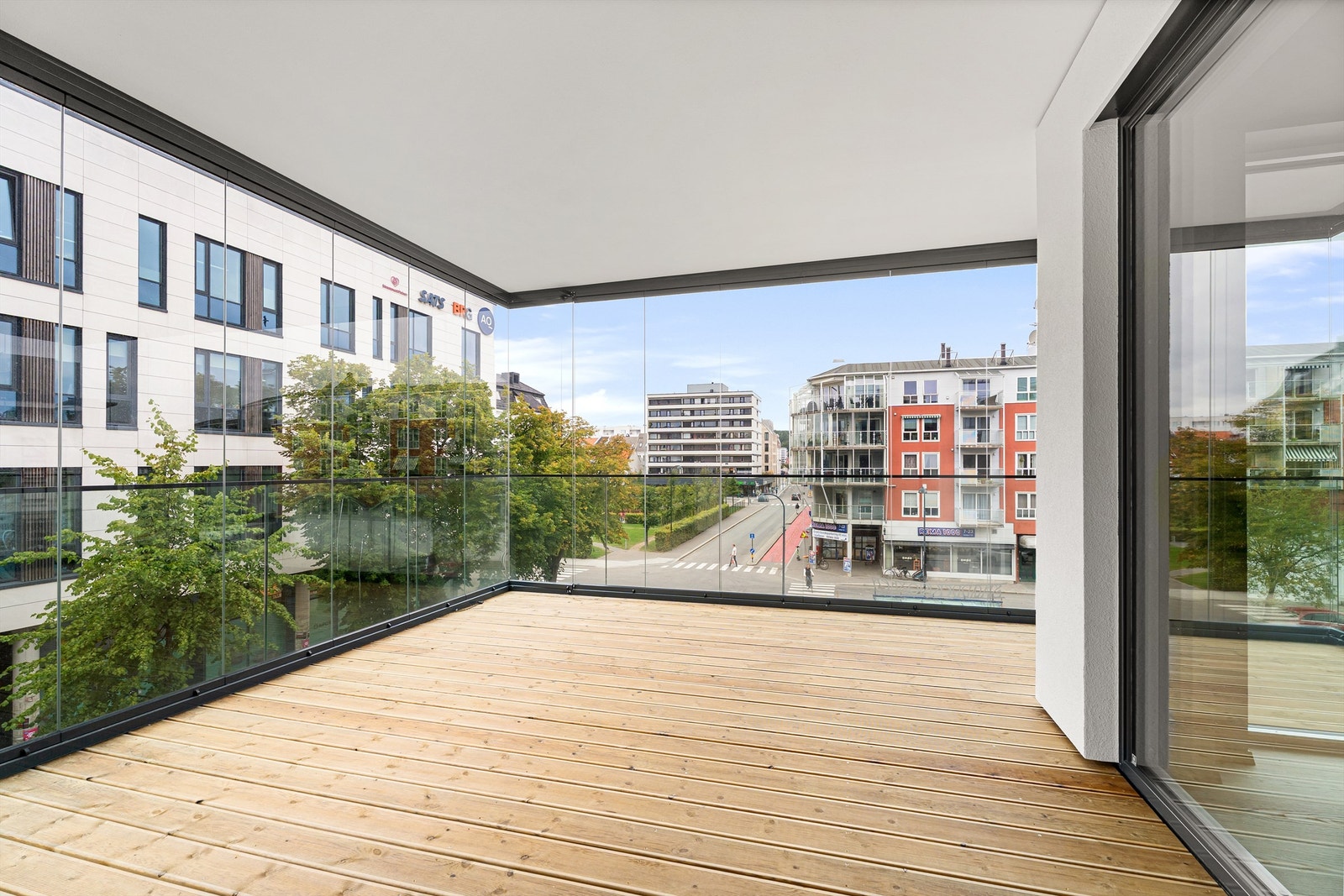 Her får du en lun og romslig innglaset balkong ( med mulighet for å åpne opp) på hele 20 kvm Galleribilde