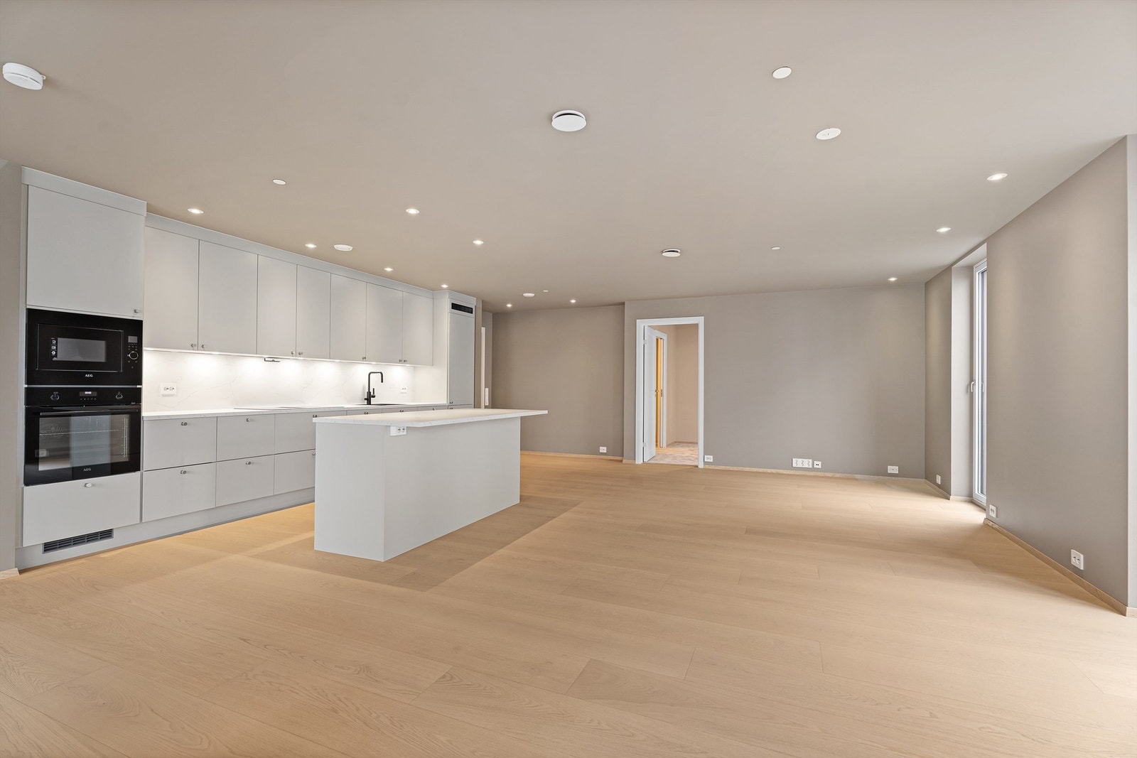 Med barstoler ved kjøkkenøyen får du en ekstra spiseplass. Galleribilde