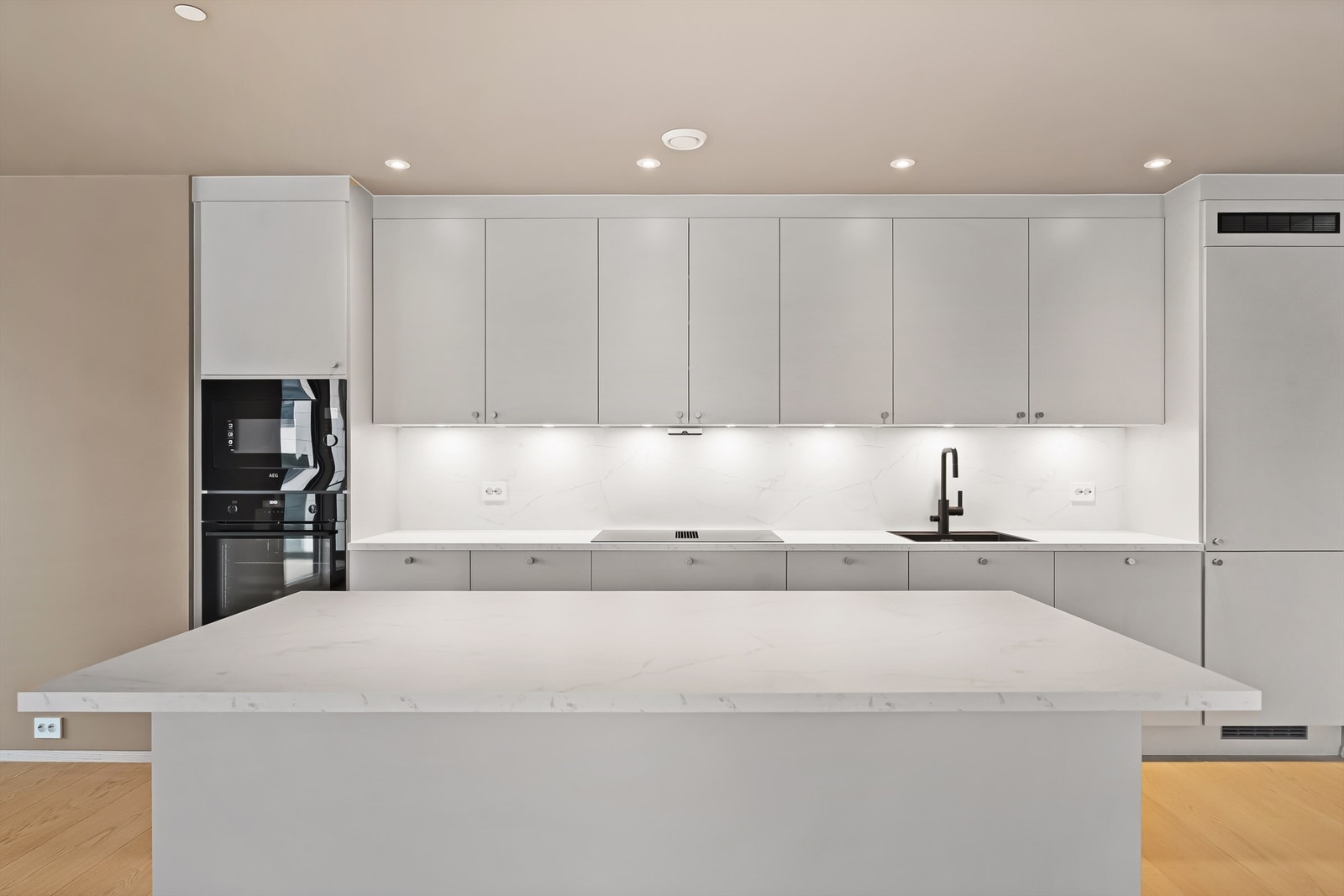 Et behagelig og flott kjøkken med alt innenfor kort rekkevidde. Sosialt med kjøkkenøy og åpen løsning Galleribilde