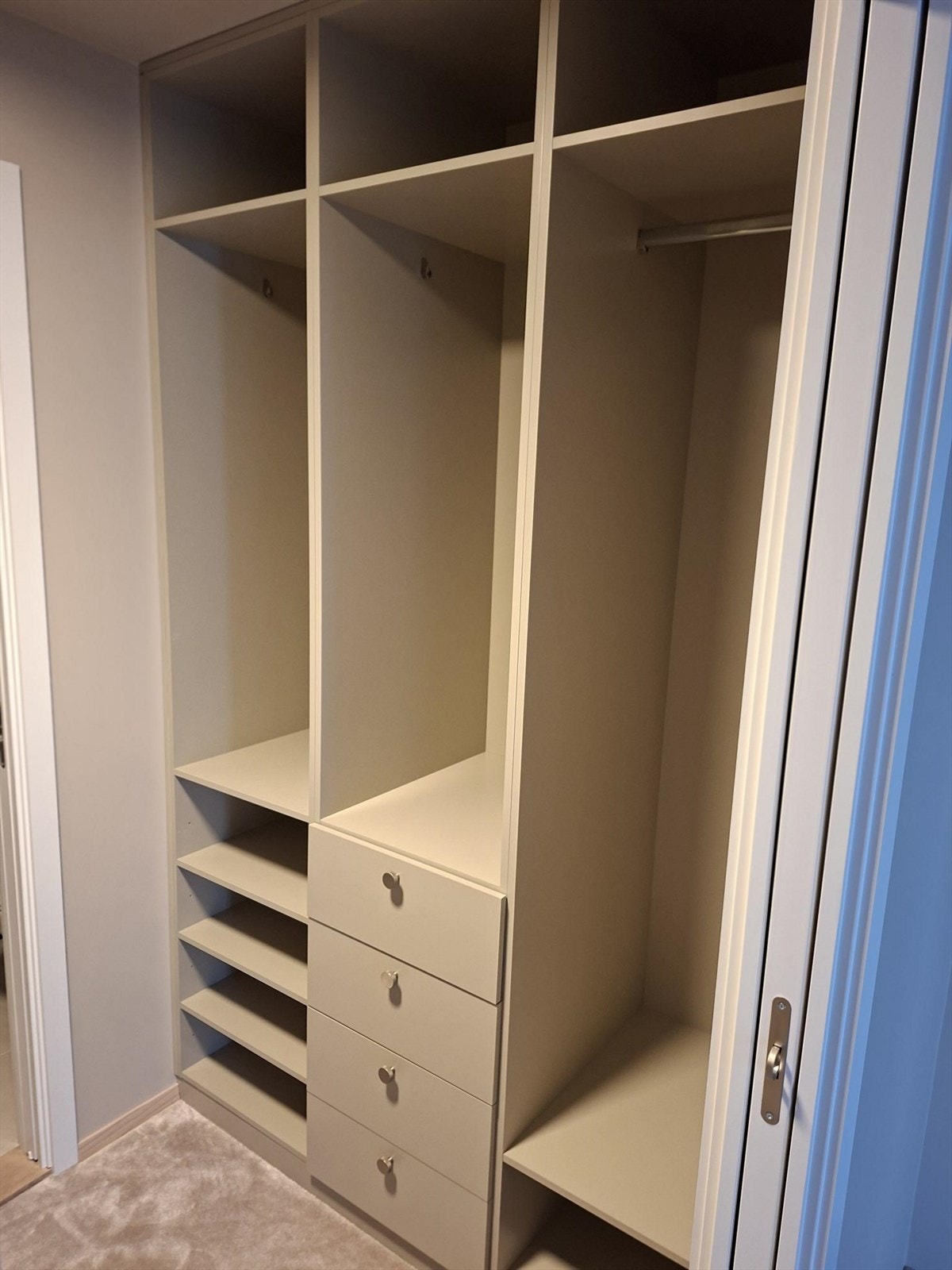 plassbygd garderobe Galleribilde