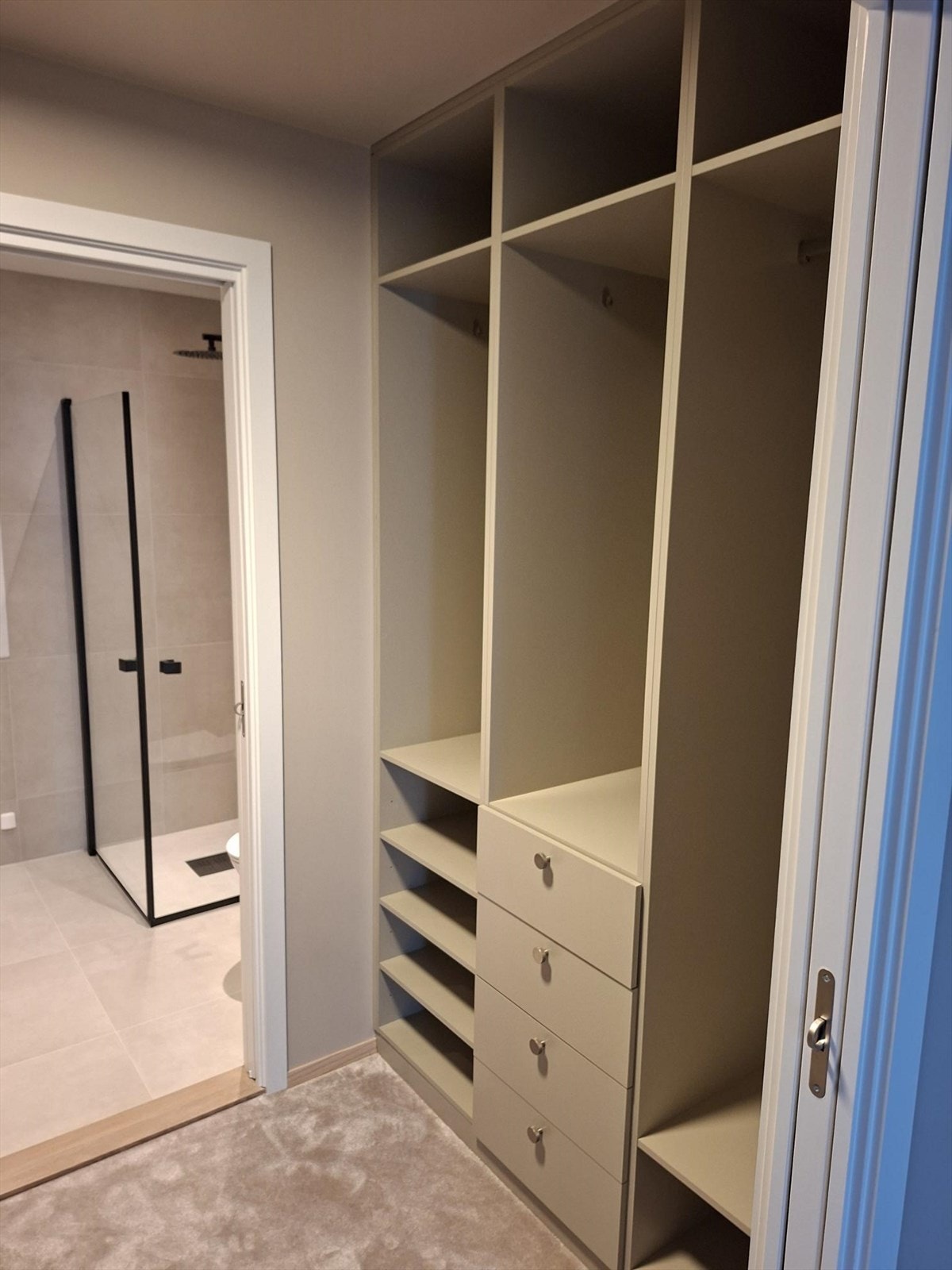 plassbygd garderobe Galleribilde