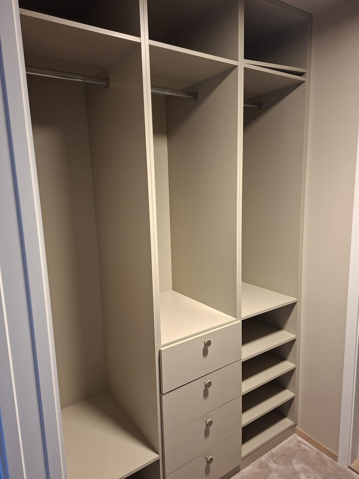 plassbygd garderobe Galleribilde