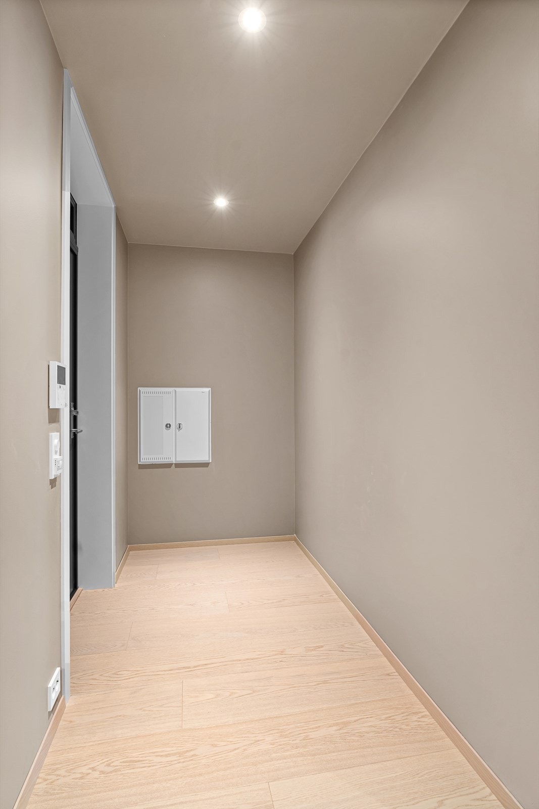 Velkommen inn - imøtekommende og praktisk entre med gode muligheter for garderobeløsning. Callinganlegg Galleribilde