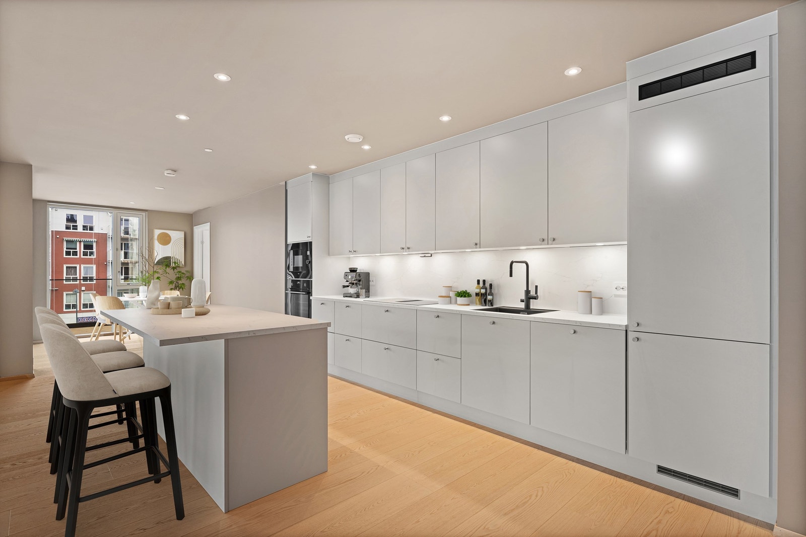 Moderne farger, godt utstyrt kjøkken med alt av hvitevarer Galleribilde