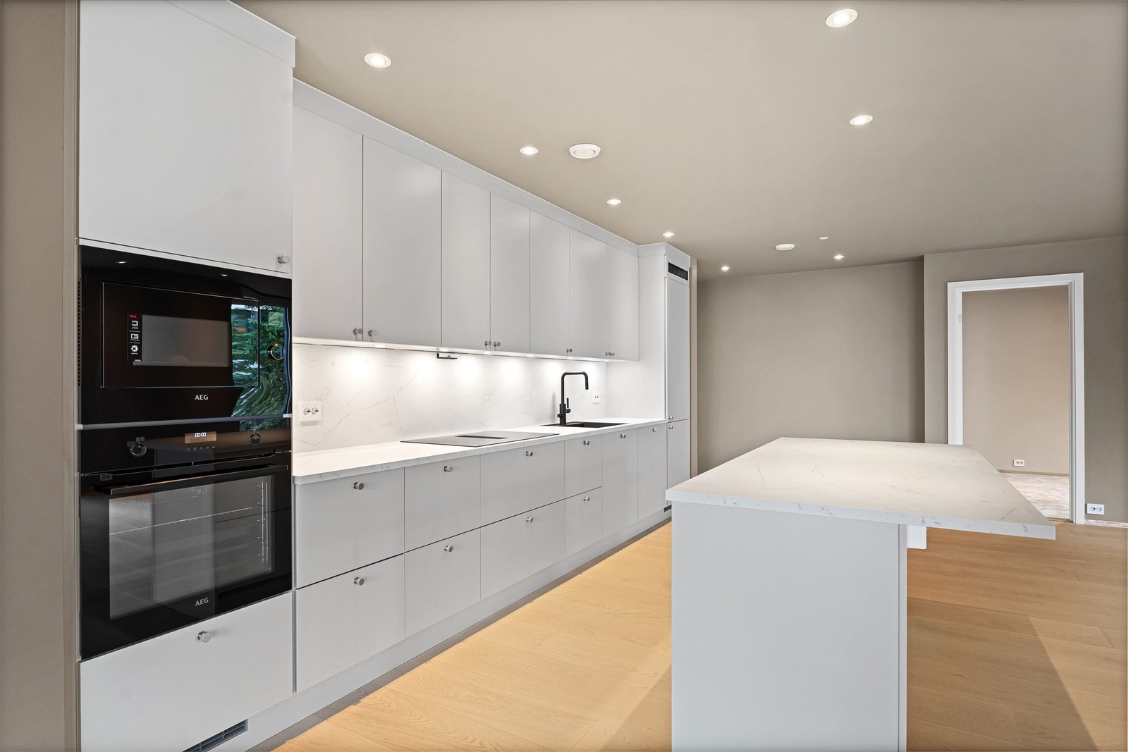 Integrerte hvitevarer fra AEG og svært godt med oppbevaringsplass i skuffer og skap Galleribilde