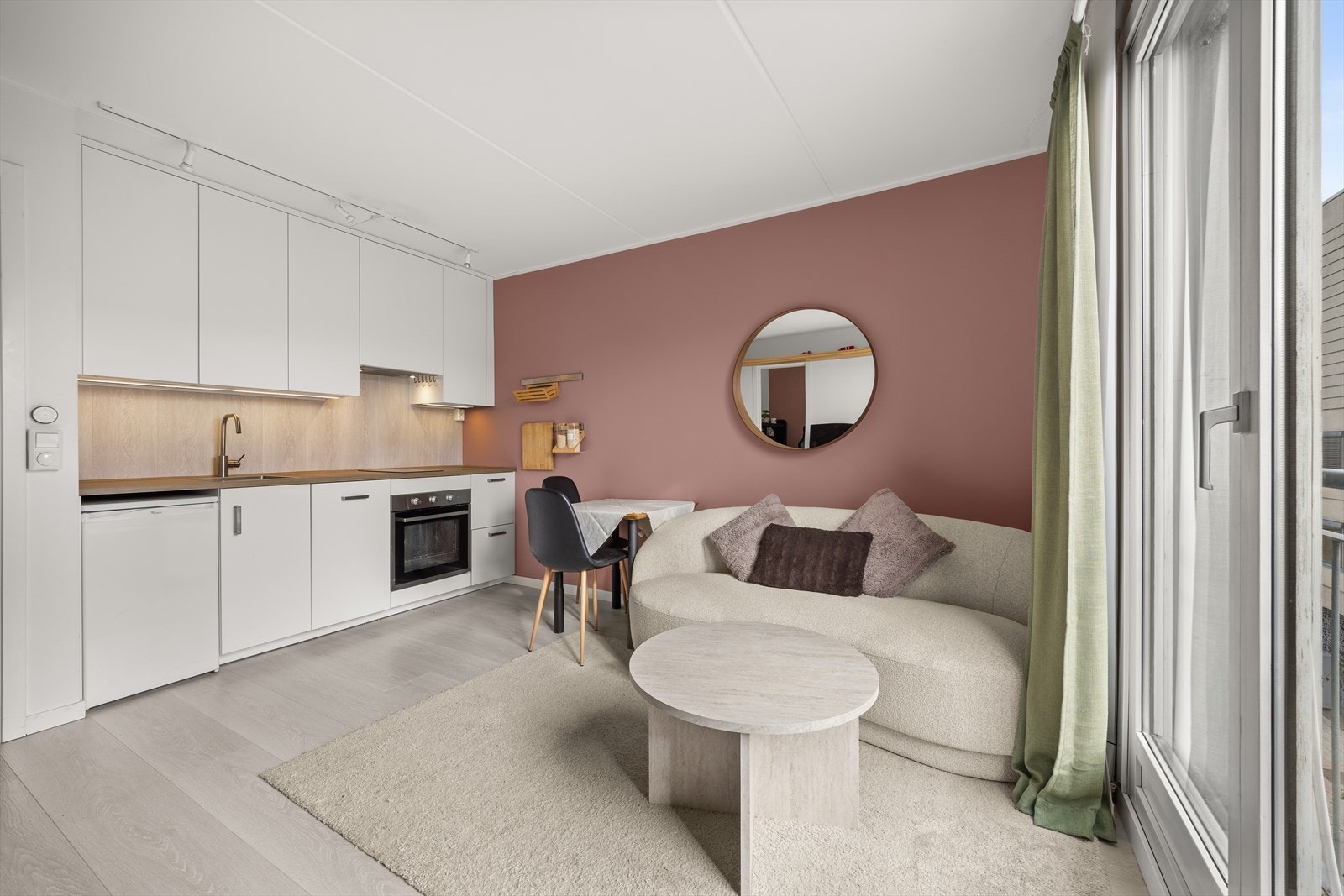 Leiligheten er oppgradert i 2020 med nytt gulv og kjøkken Galleribilde