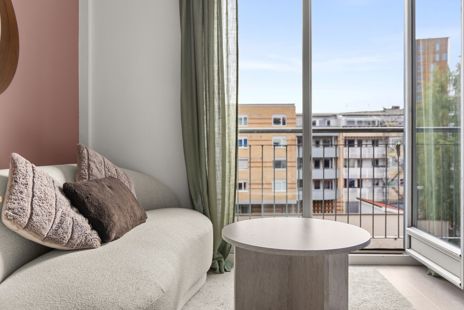 Stuen gir plass for sofagruppe og tilhørende tv-møblement Galleribilde