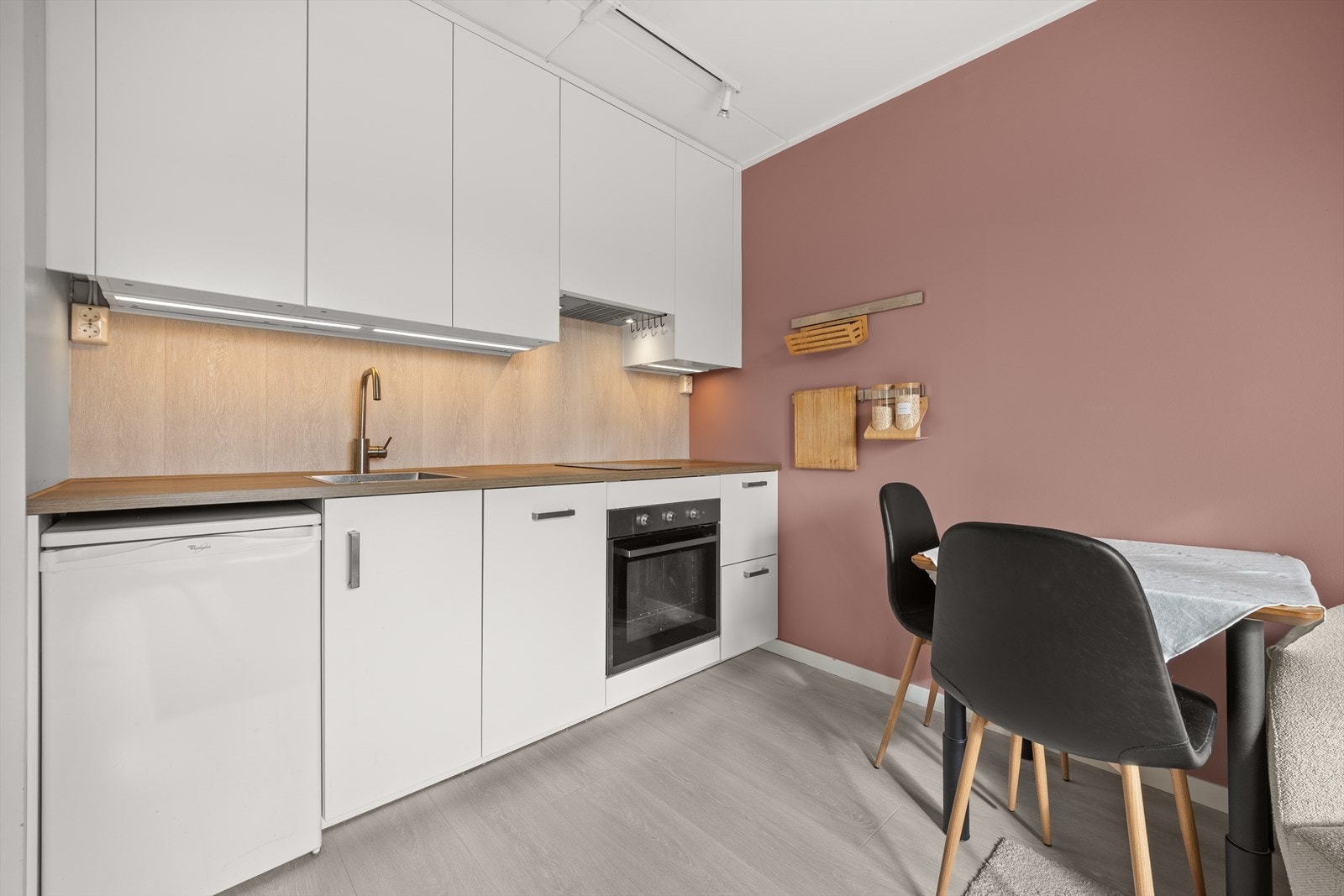 Pent kjøkken med glatte hvite fronter Galleribilde