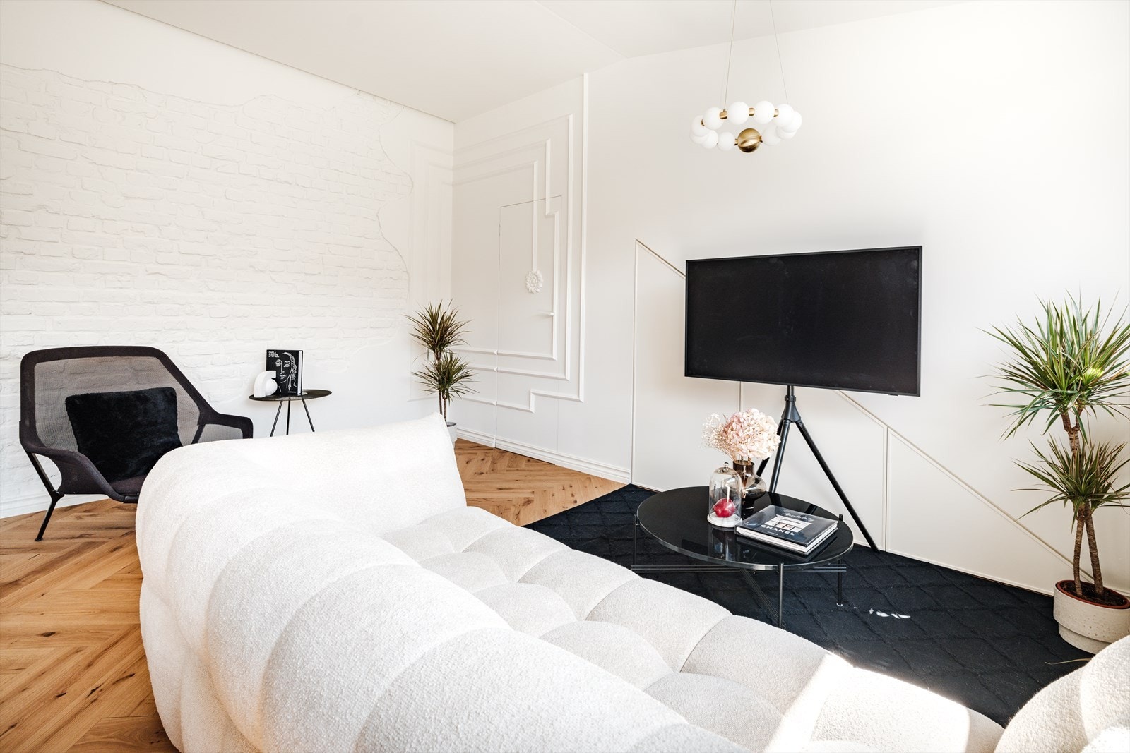 Rommet preges av en fin kombinasjon av moderne og klassiske detaljer. Galleribilde