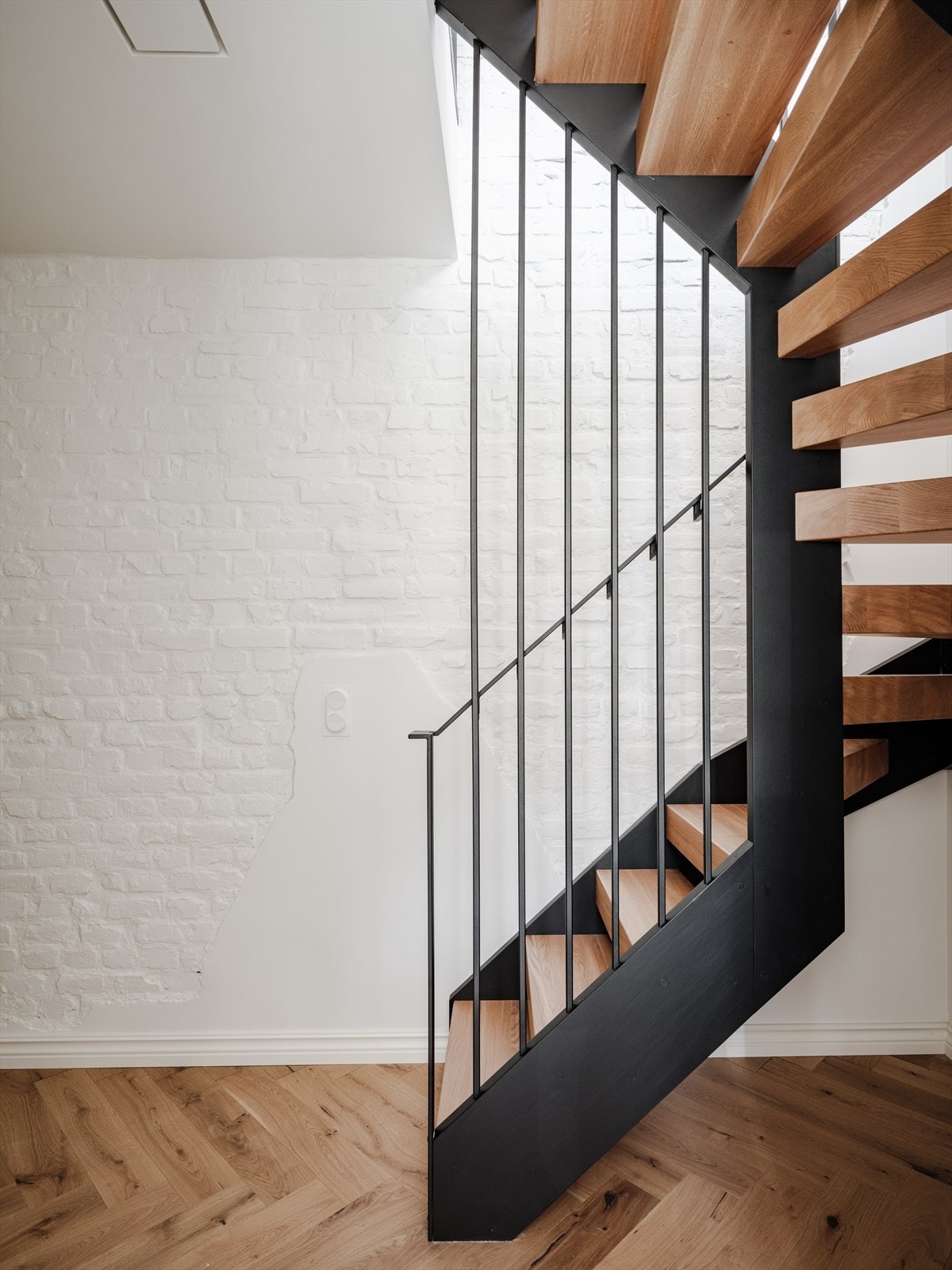 En stilfull trapp skiller boligens etasjer. Galleribilde