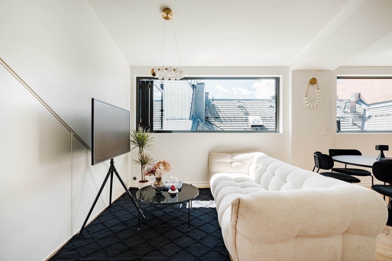 Stuen byr på romslig plass til sofa og øvrige møbler. Galleribilde