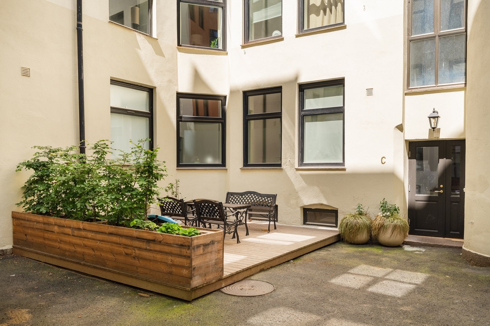 Bakgård. Galleribilde