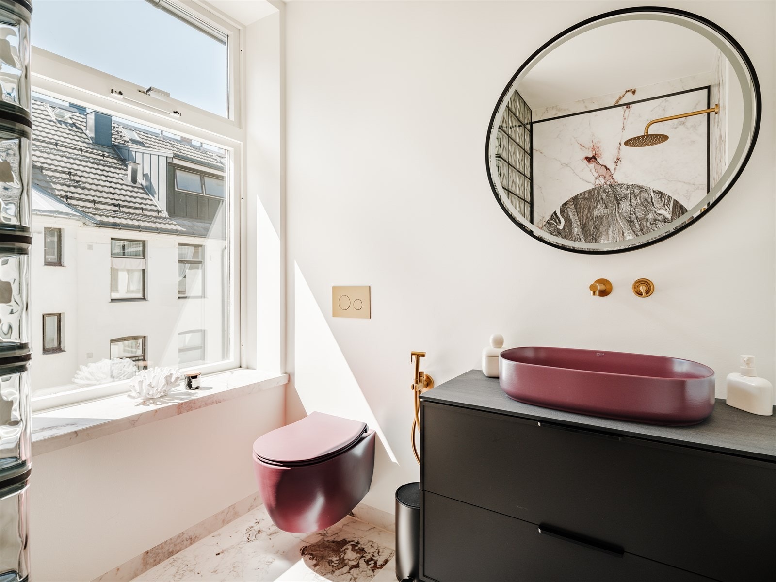 Innredningen består av nedfelt servant, veggmontert toalett, dusjvegger i hjørne og opplegg for vaskemaskin. Galleribilde