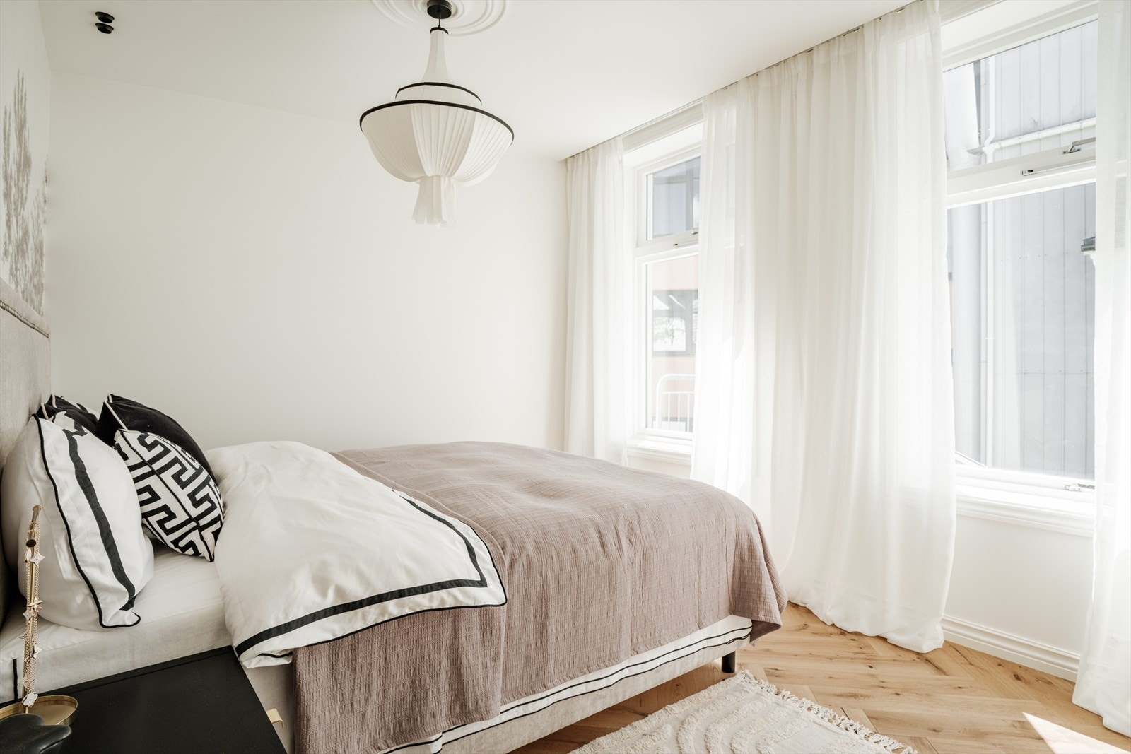 Lyst og pent hovedsoverom med store vindusflater. Galleribilde