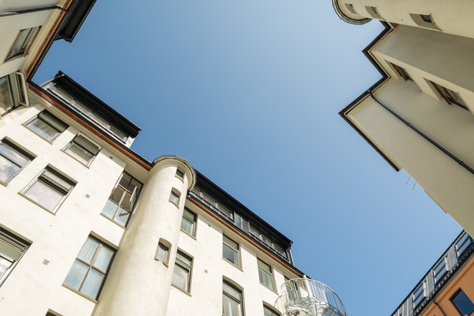 Bakgård. Galleribilde