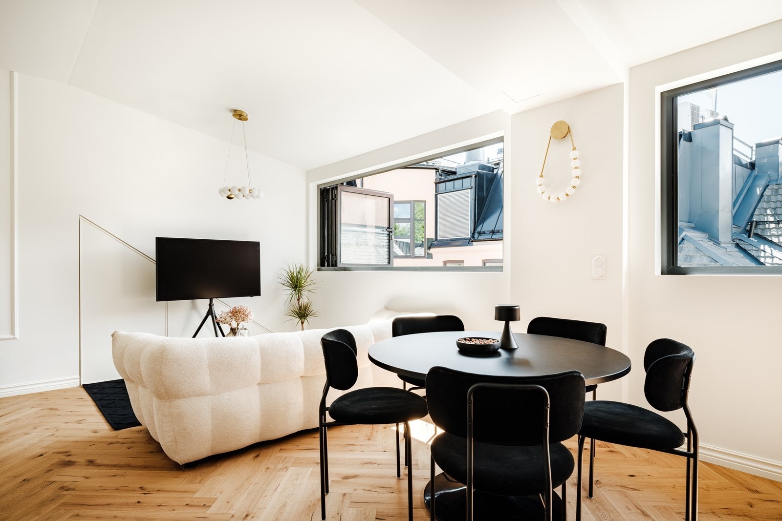 Her er det også plass til et spisebord hvor du kan nyte gode måltider med venner og familie. Galleribilde