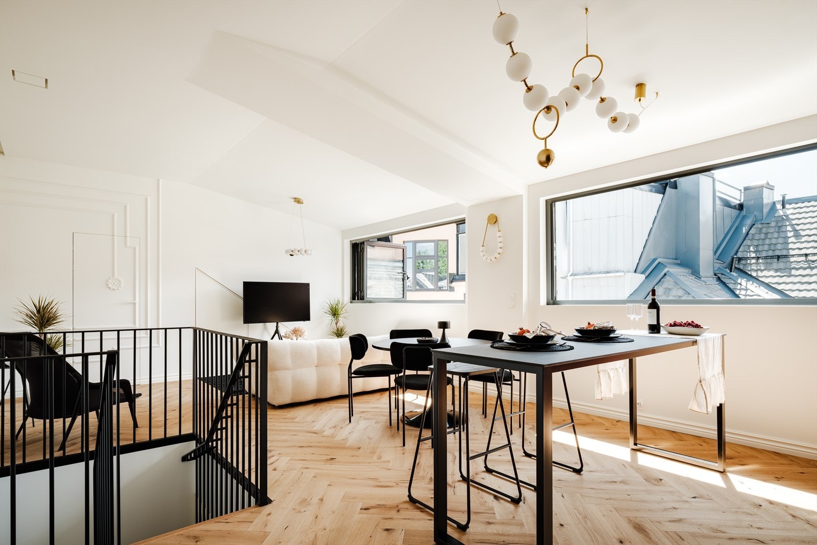 En flott og klassisk 3-roms over to plan, der moderne løsninger møter et tidløst uttrykk. Galleribilde