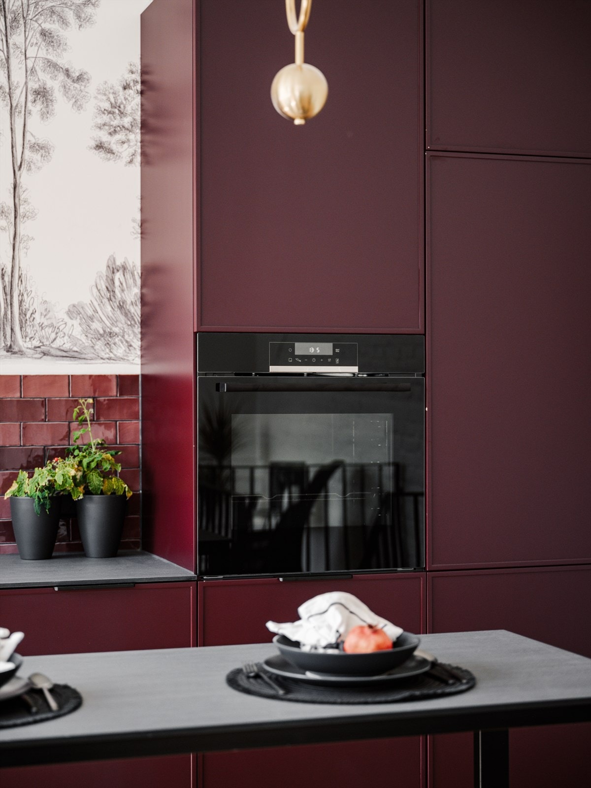 Benkeplaten er i slitesterk høytrykkslaminat. Her finner du kjøl og fryseskap, oppvaskmaskin, komfyr, induksjonstopp, vannstoppsystem og komfyrvakt. Hvitevarer fra Bosch. Galleribilde