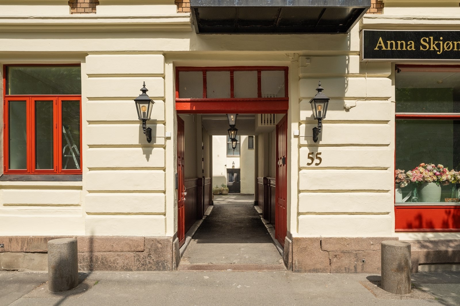 Inngangsparti fra gaten. Galleribilde