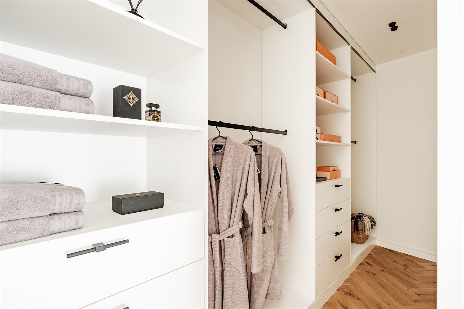 Soverommet har eget walk in closet. Galleribilde