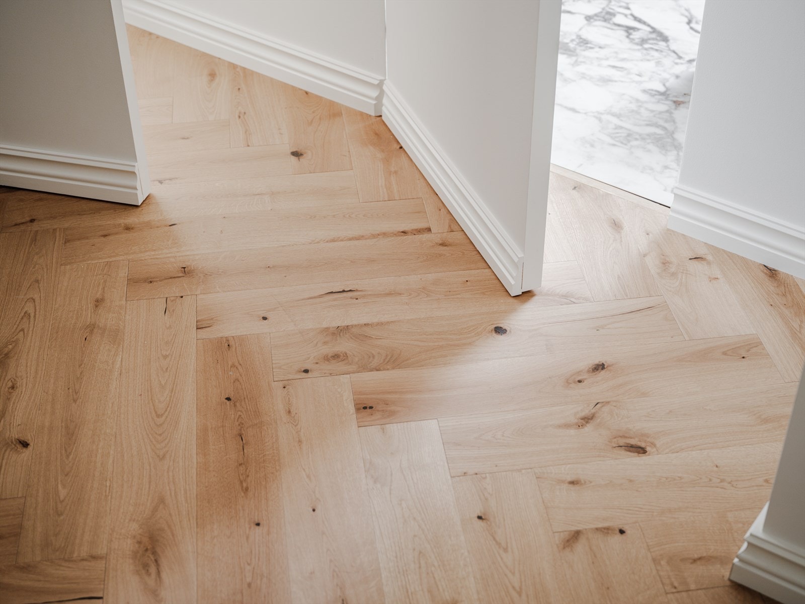 Leiligheten har vakre tregulv lagt i elegant fiskebensmønster. Galleribilde