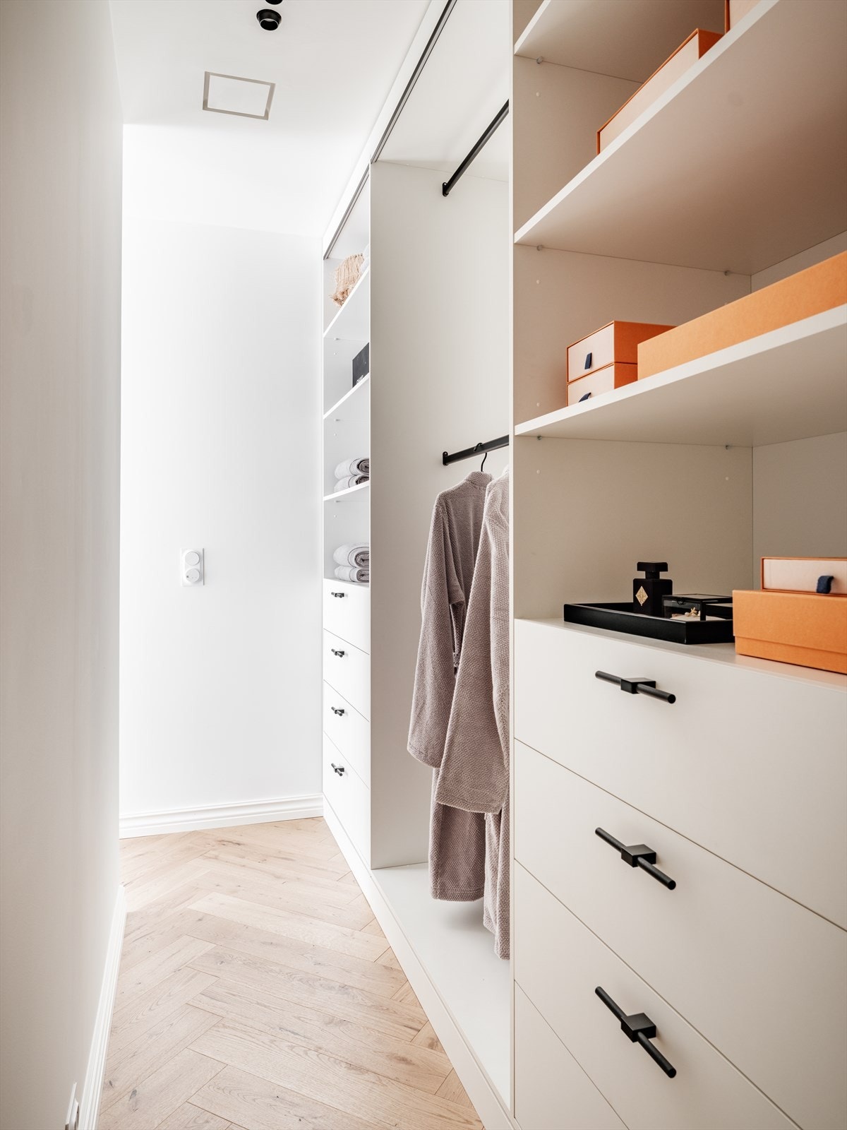 Her er det god plass til lagring i smarte hylleløsninger. Galleribilde