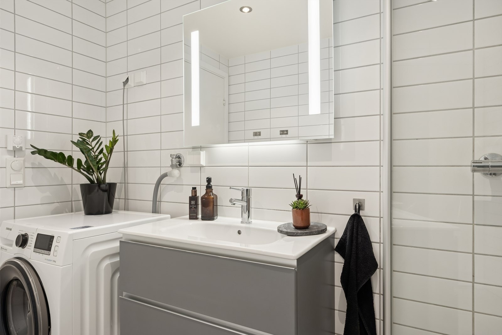 Klargjort med opplegg for vaskemaskin og vannbåren gulvvarme for økt komfort. Galleribilde