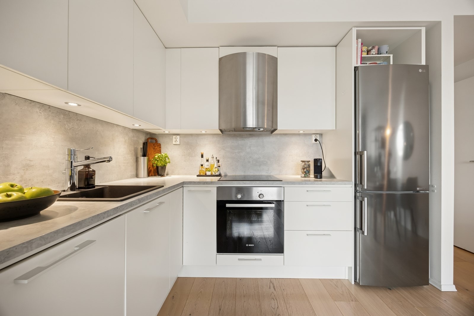 Godt med skap- og benkeplass. Avtrekk via et balansert ventilasjonsanlegg. Galleribilde