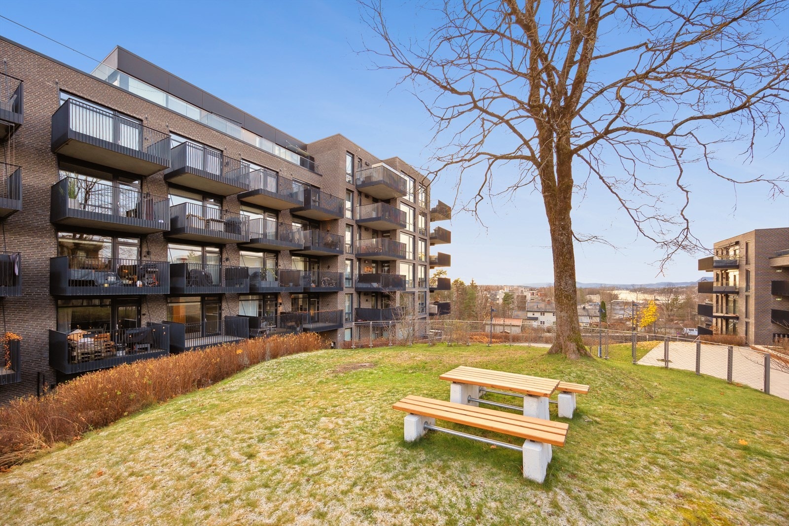 Koselig uteplass med sittegruppe til å nyte solen på gode og varme sommerdager. Galleribilde