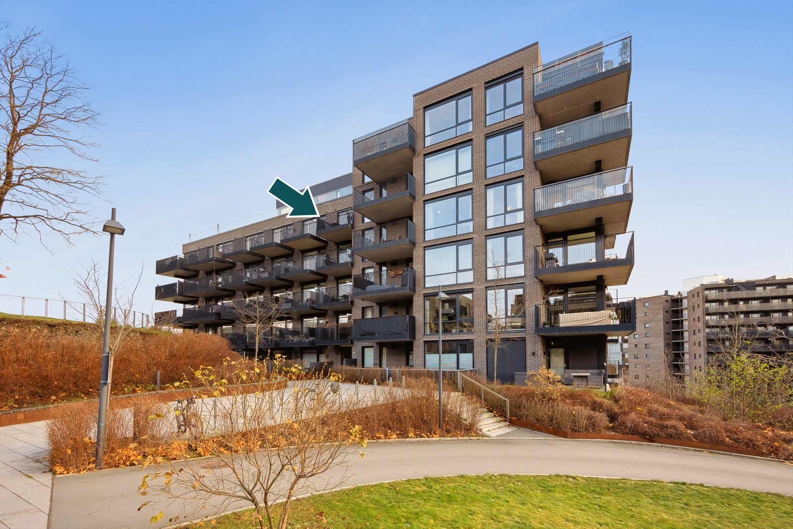 Femte etasje med lys, luft og utsikt, perfekt for deg som vil bo høyt og fritt. Galleribilde