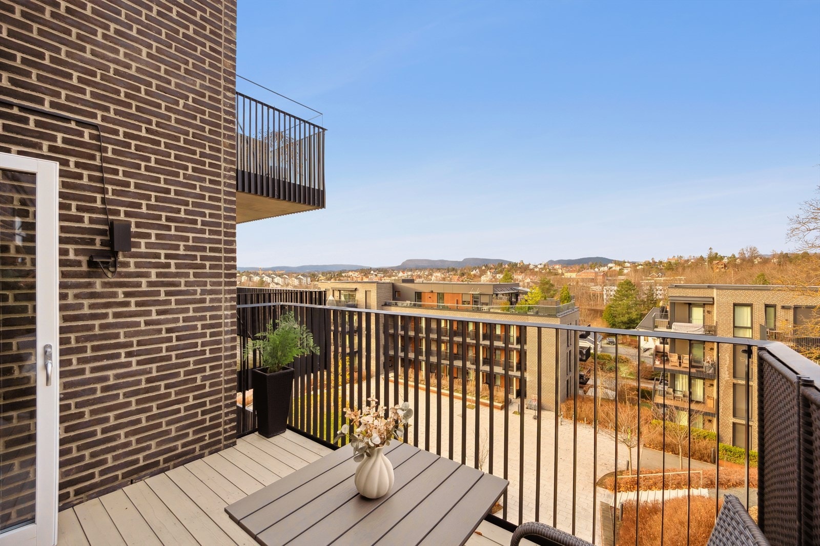 Balkongen fungerer som en forlengelse av stuen - Her har du plass til lounge eller bord, og kan nyte kveldssolen på sene sommerdager. Galleribilde