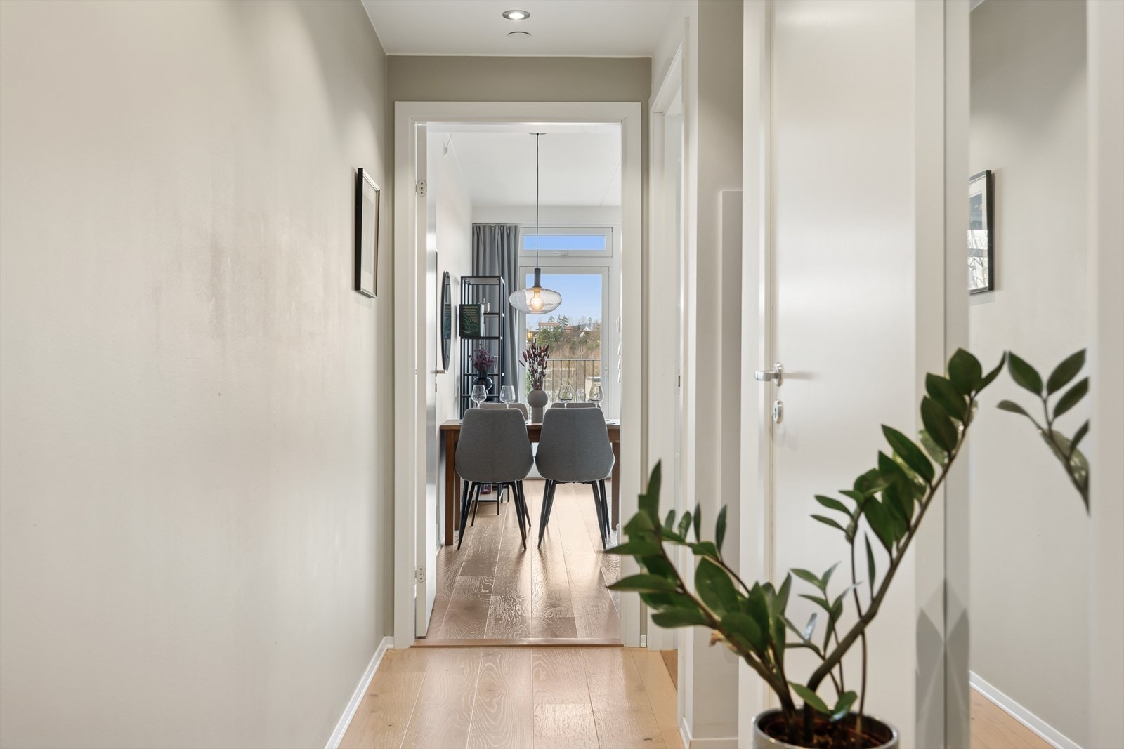 Her ønskes man velkommen inn i en lys og trivelig entré. Innenfor hoveddøren gir entrèen et meget hyggelig førsteinntrykk, og som får deg til å følge deg hjemme fra første stund. Galleribilde