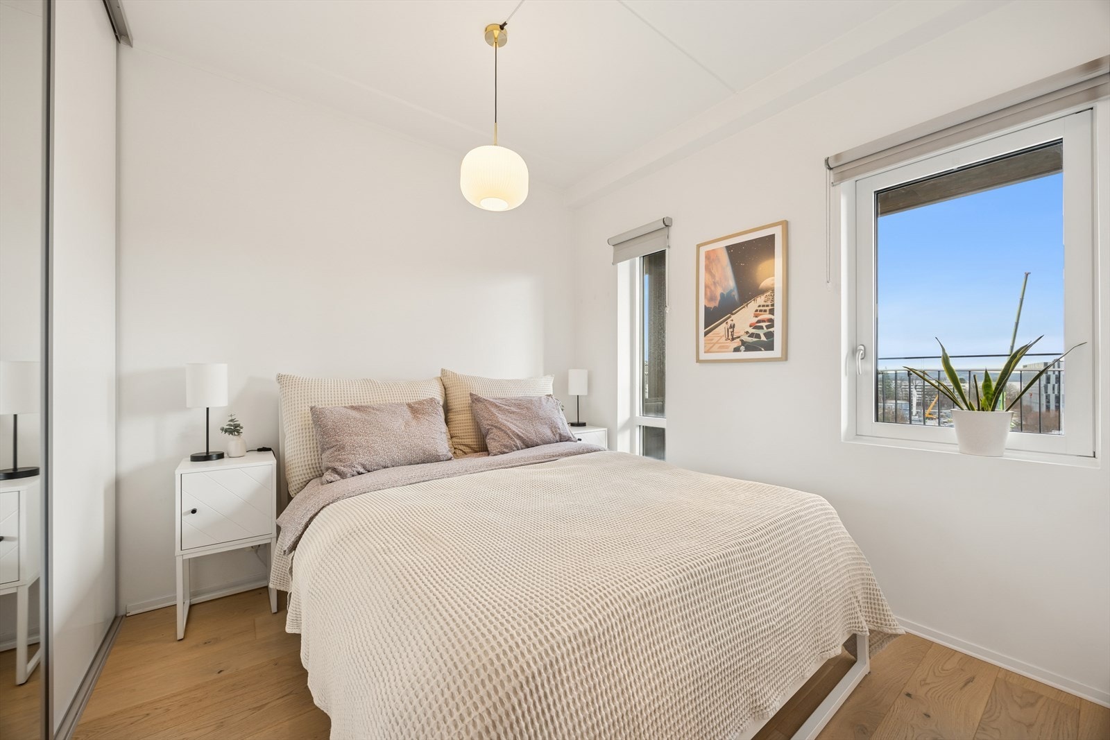 Lyst og pent soverom med god plass til dobbeltseng og nattbord. Galleribilde