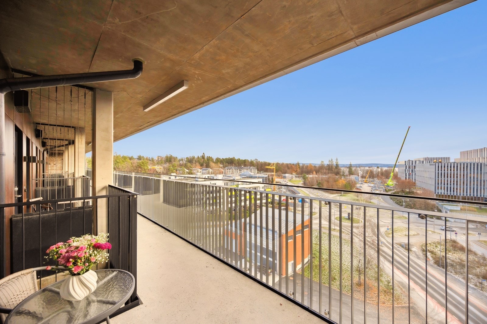 Overbygd og romslig inngangsparti. Galleribilde