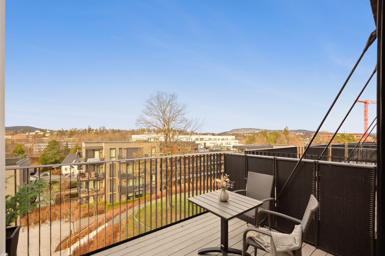 Utsikt mot Holmenkollen. Velkommen til hyggelig visning i Arnstein Arnebergs vei 4 med en fin beliggenhet på Kilenkollen ved Fornebuporten. Galleribilde