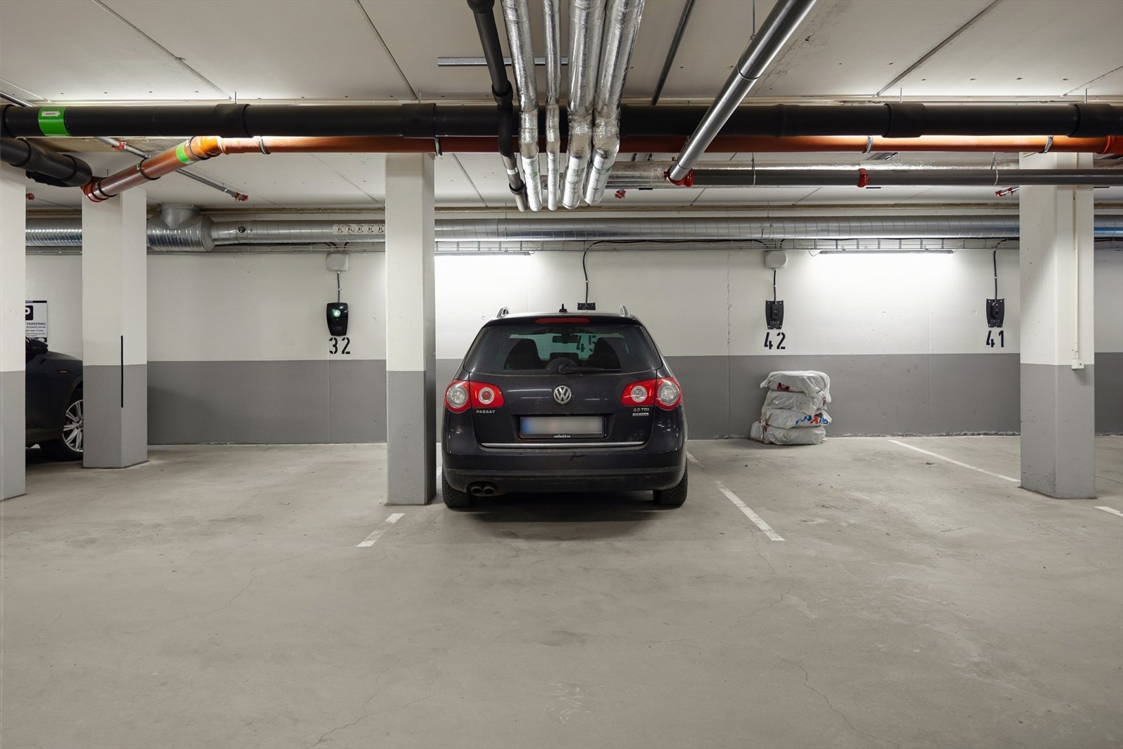 Boligen disponerer en p-plass med mulighet for elbil lader. Galleribilde