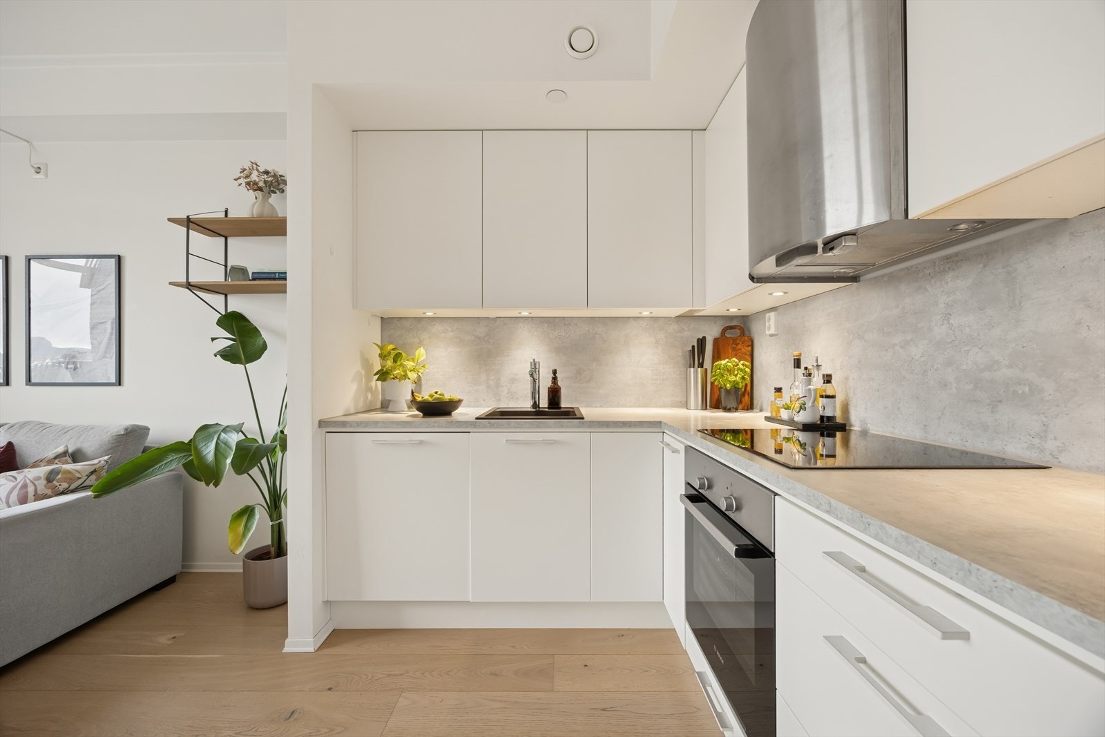 Kjøkkeninnredning fra 2017 med glatte fronter og benkeplate i laminat. Galleribilde