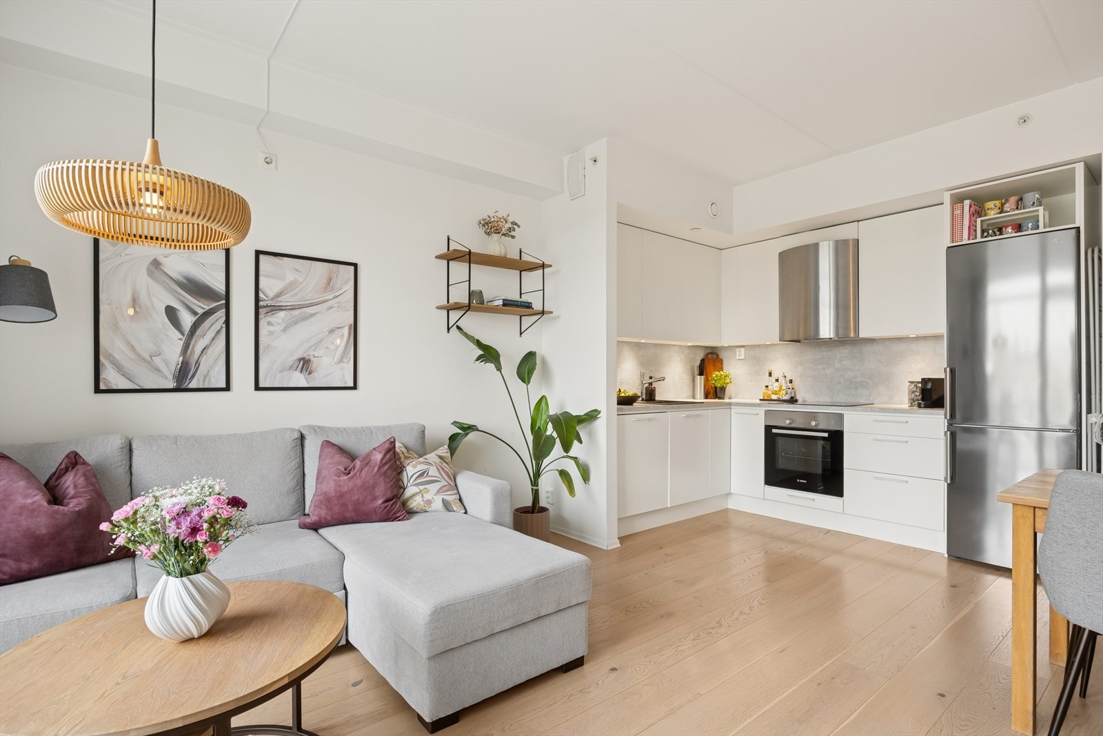 I denne lyse og morderne leiligheten kan du bo for kr 2 485,- pr. mnd. i felleskostander. Galleribilde