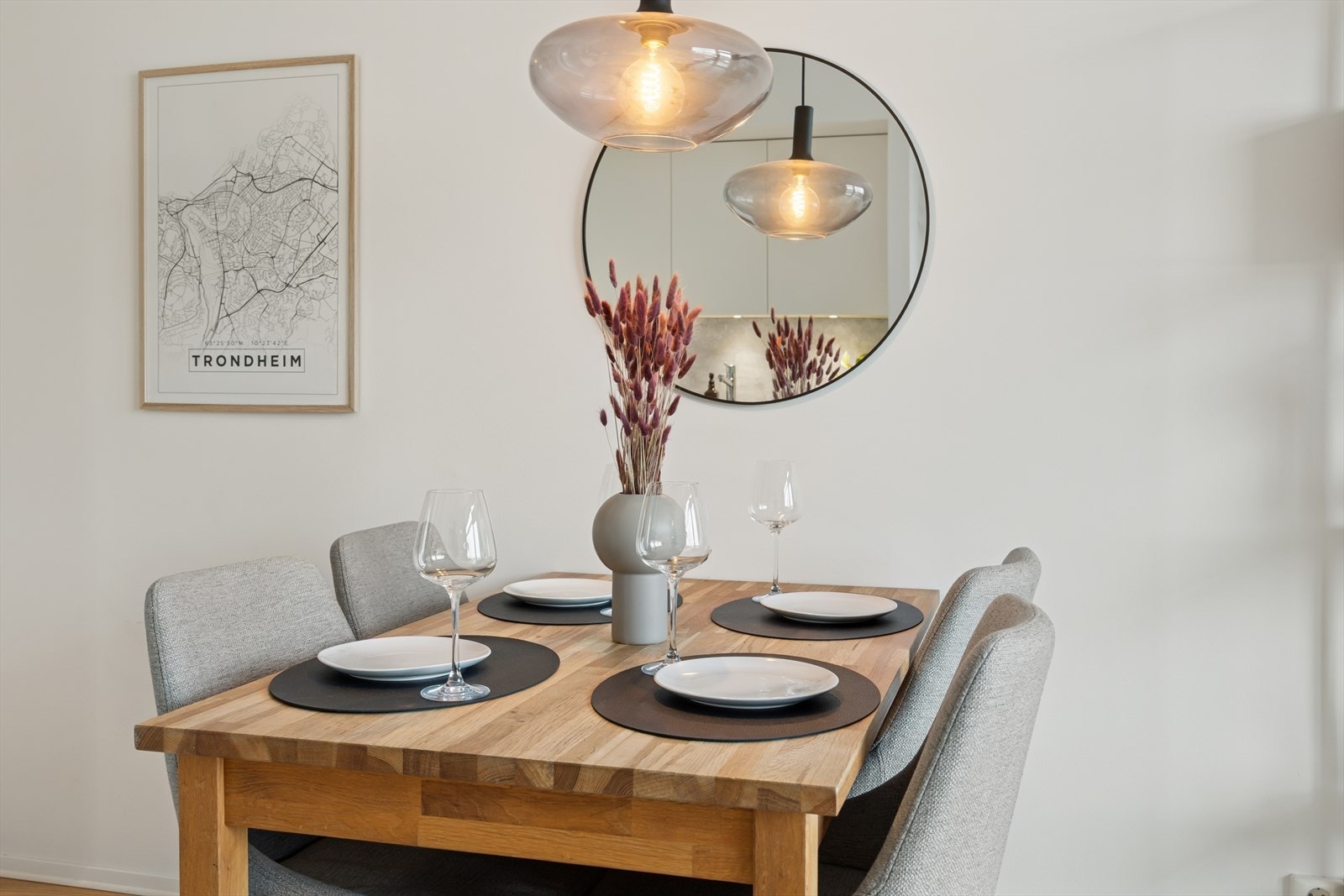 Spisegruppe som du kan dekke på og invitere inn til sosiale sammenkomster og hyggelige måltider. Velkommen til bords! Galleribilde