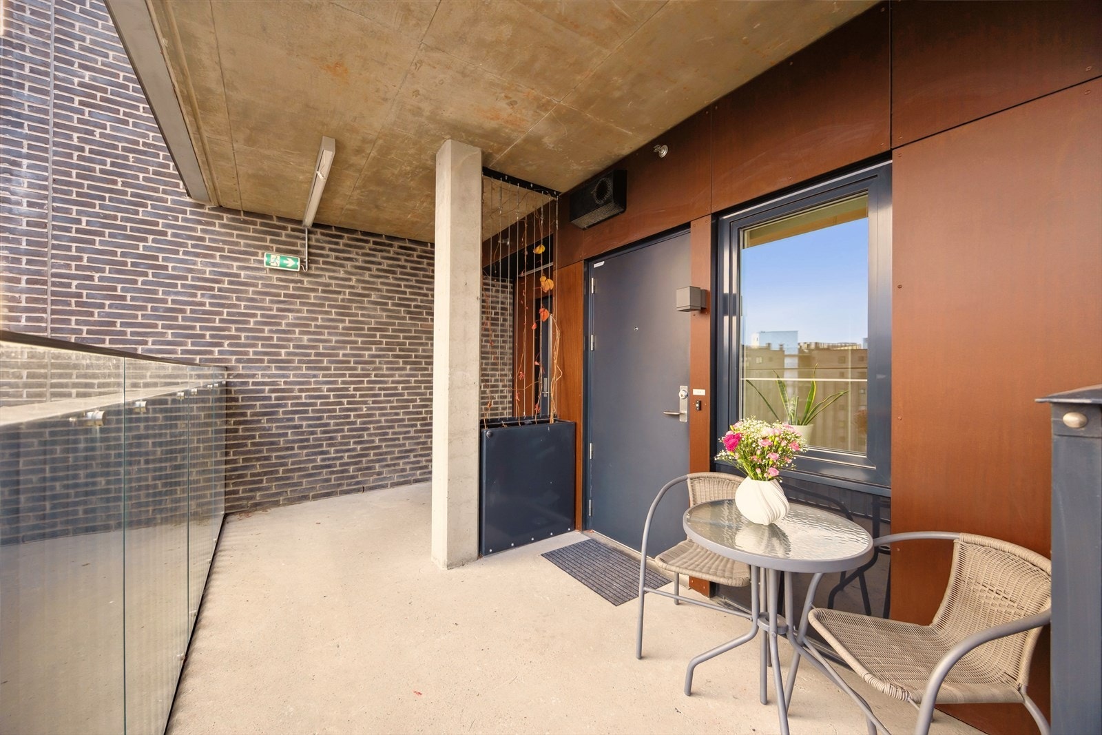 Ved boligens entrè har man et lite område hvor man kan nyte morgenkaffen. Galleribilde