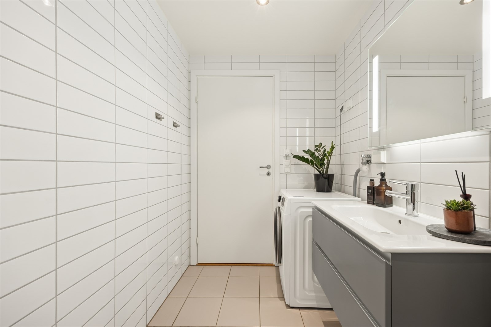 Innfelte downlights i tak. Rommet har balansert ventilasjon med tilluft via spalte under døren. Galleribilde