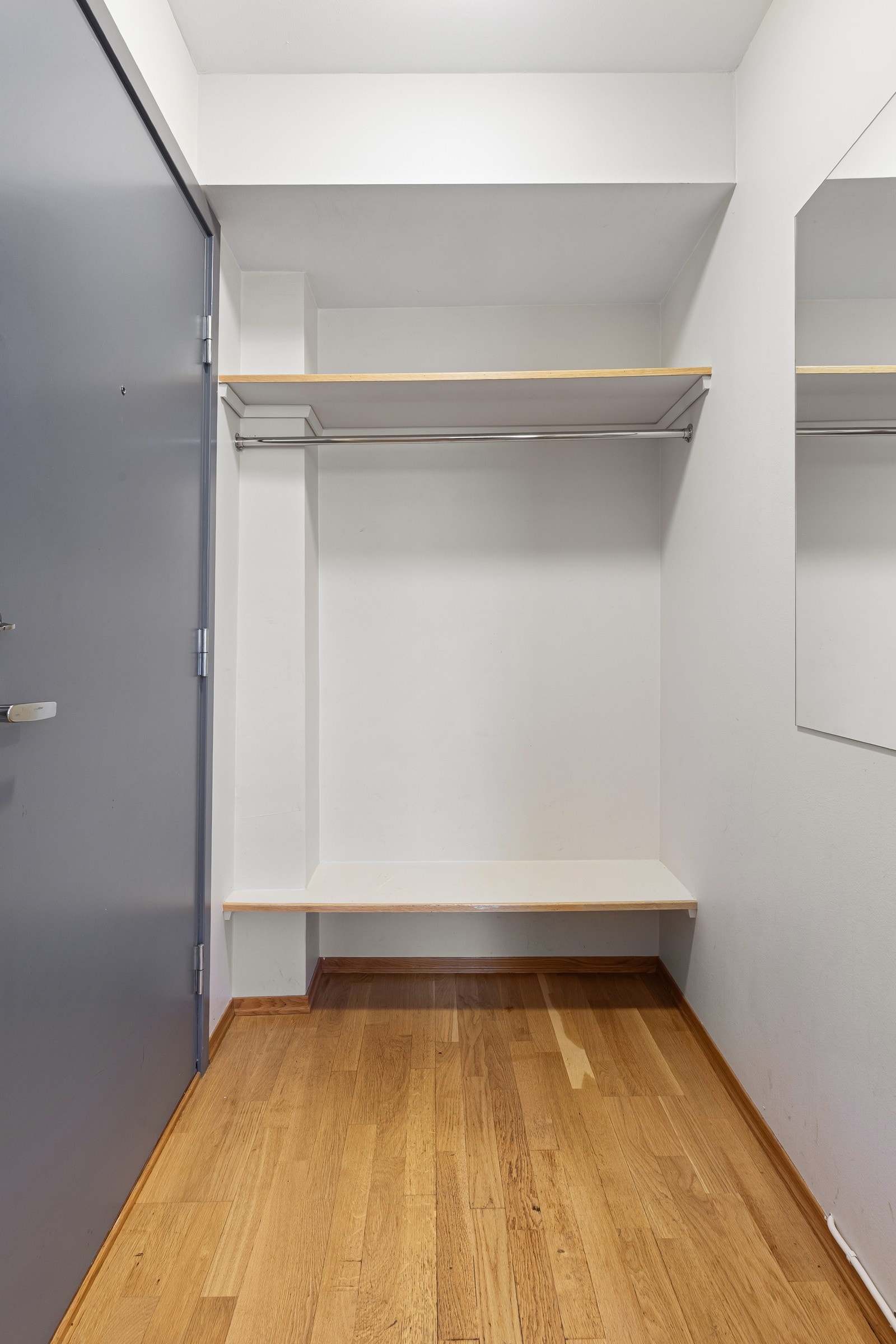 Entréen fremstår praktisk og komfortabel, med en etablert garderobekrok som har plassbygde hylleløsninger og rom for ytterligere knagger ved behov. Galleribilde