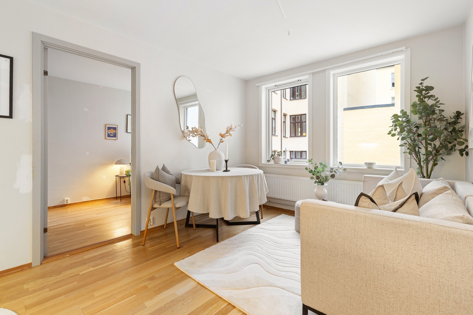 Stuen har en romslig og praktisk utforming i åpen forbindelse med kjøkkenet Galleribilde