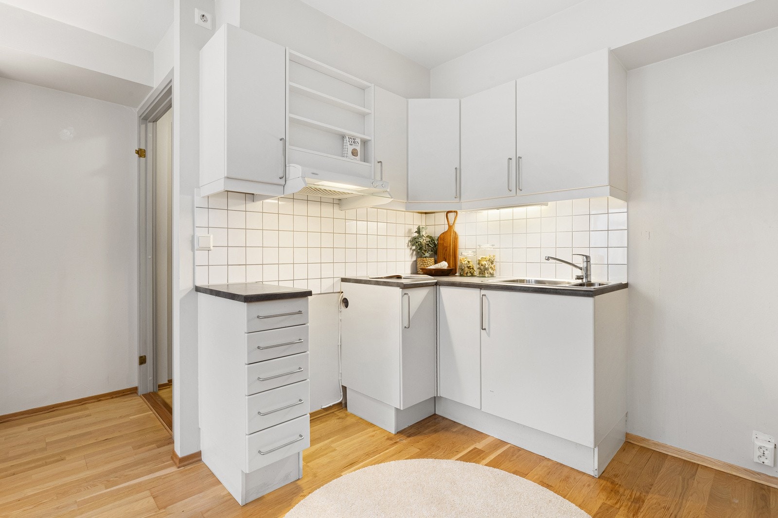 Mekanisk avtrekksvifte er plassert over stekesonen, og det er opplegg for komfyr og kjøl fryseskap. Komfyrvakt er etablert Galleribilde