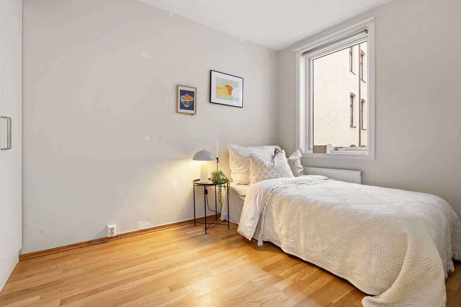 Soverommet er romslig og vender mot rolig bakgård. Rommet har garderobeskap og gode møbleringsmuligheter Galleribilde