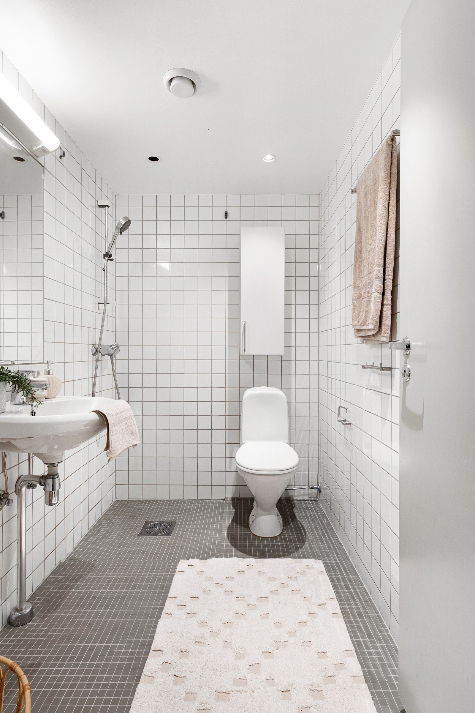 Badet er utstyrt med wc, dusjhjørne med ettgreps batteri, opplegg for vaskemaskin og servant med ettgreps blandebatteri. Mekanisk avtrekk er etablert. Galleribilde