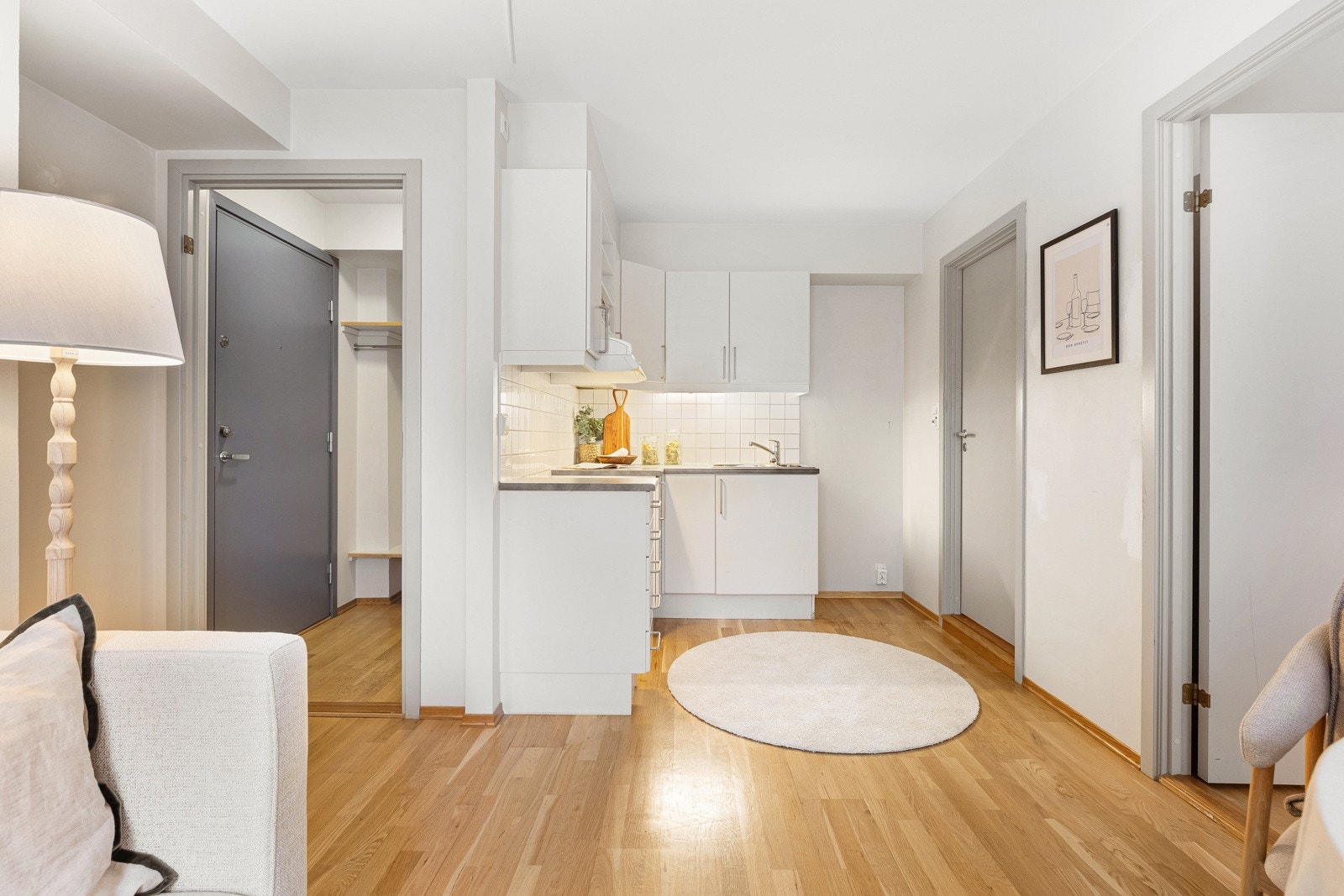 Kjøkkenet består av Sigdal-innredning med hvite glatte fronter og en grå laminatbenkeplate på tre centimeter Galleribilde