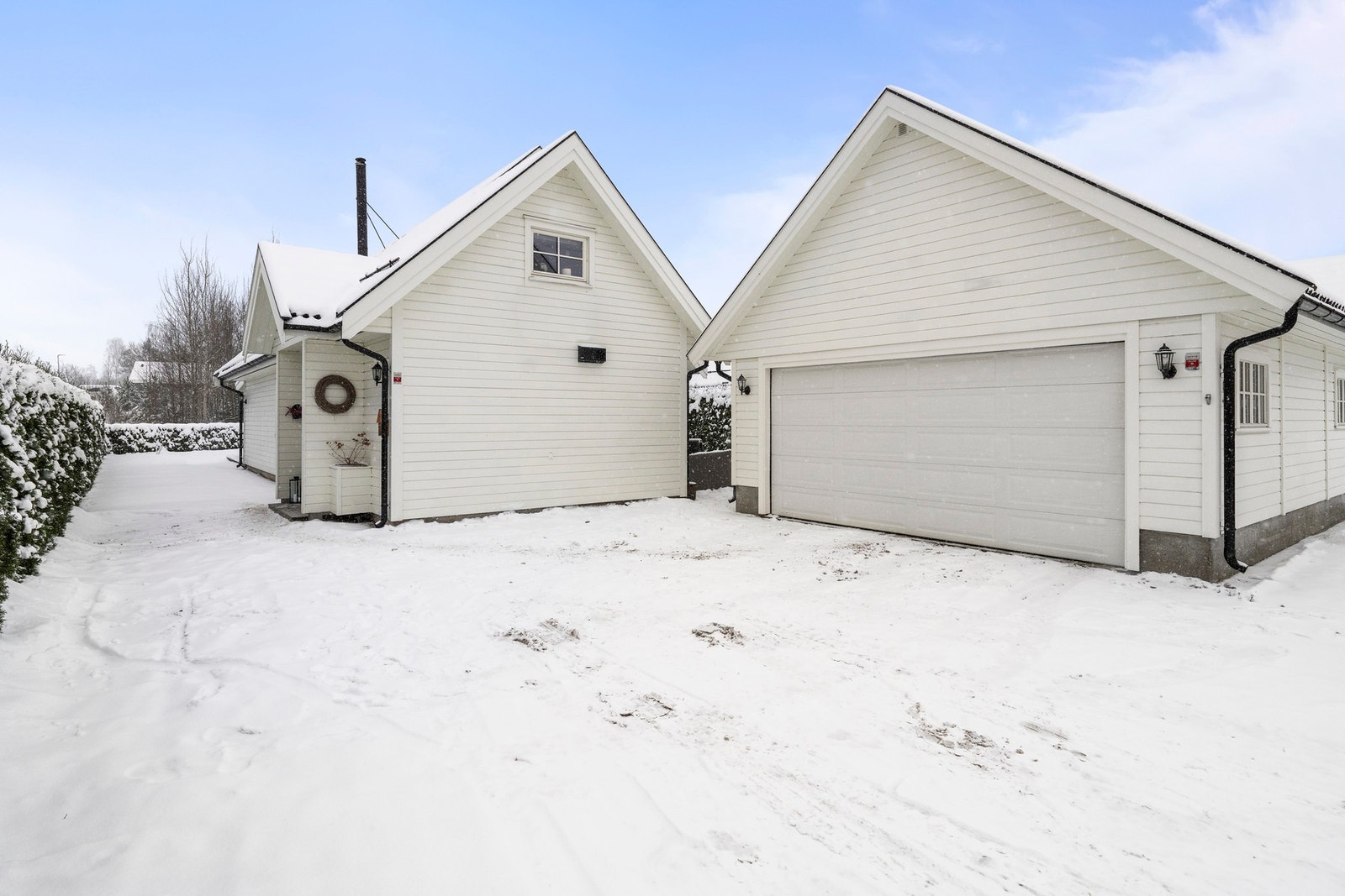 Stor gårdsplass samt dobbelgarasje m/lader og hems. Galleribilde