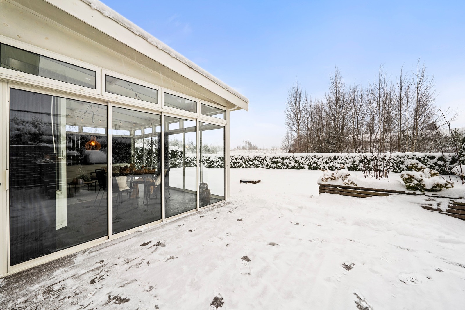 Tomten rommer 696,3 kvm, oppleves privat og skjermet. Galleribilde