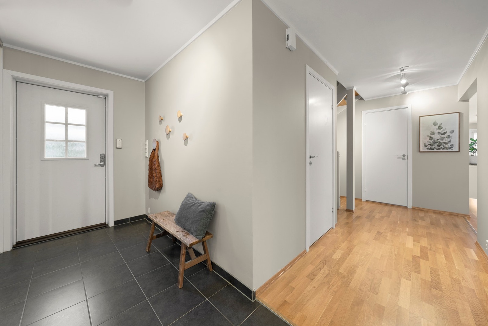 Videre er det i praktisk tilknytning til entreen soverom, bad, vaskerom og garderoberom. Galleribilde